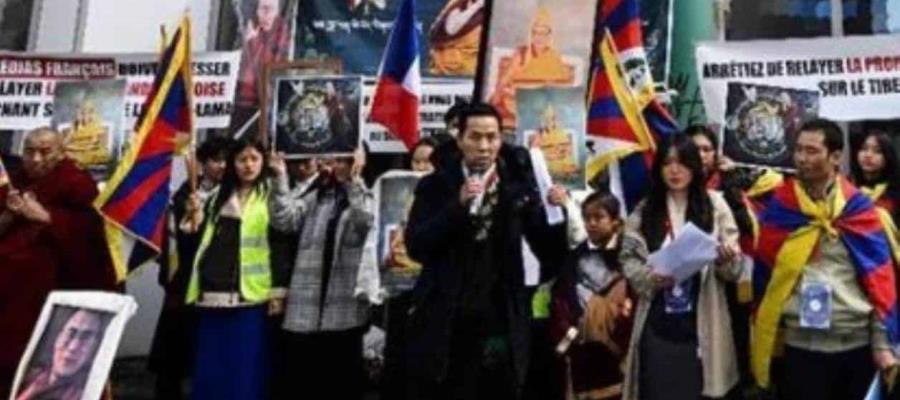 "¡Dejen de difamar a su santidad!", reclaman tibetanos desde París en apoyo al Dalái lama