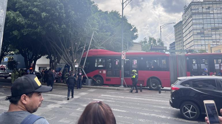 Metrobús de la CDMX choca contra árbol y deja al menos dos decenas de heridos