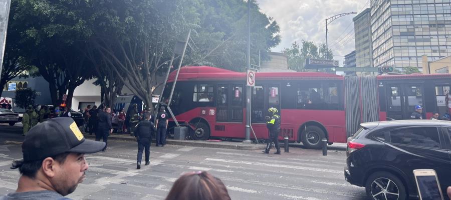 Metrobús de la CDMX choca contra árbol y deja al menos dos decenas de heridos