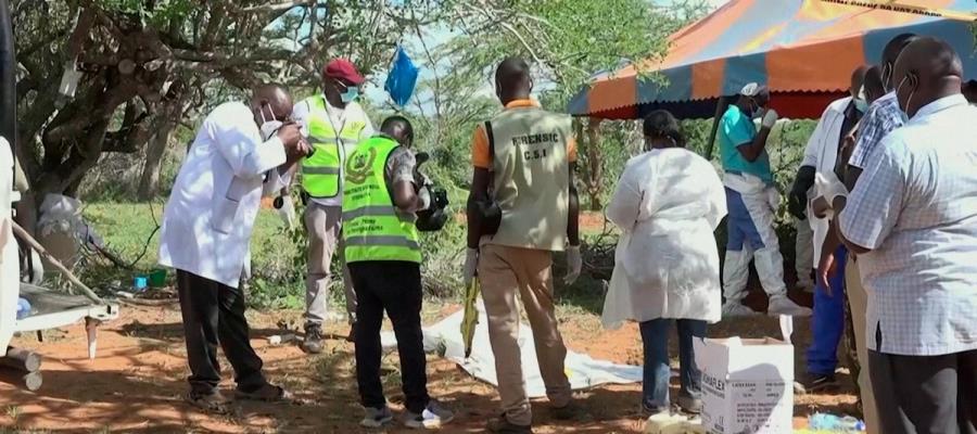 En Kenia exhuman 21 cuerpos de miembros de una secta; hay niños entre las víctimas