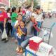 Pequeños comerciantes aprovechan euforia por desfile de carros y venden de todo