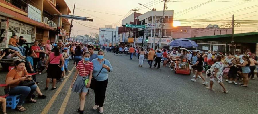 Tabasqueños se olvidan del Covid -19 durante el desfile de carros alegóricos