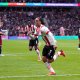 En duelo de mexicanos, el PSV propina goleada al Ajax