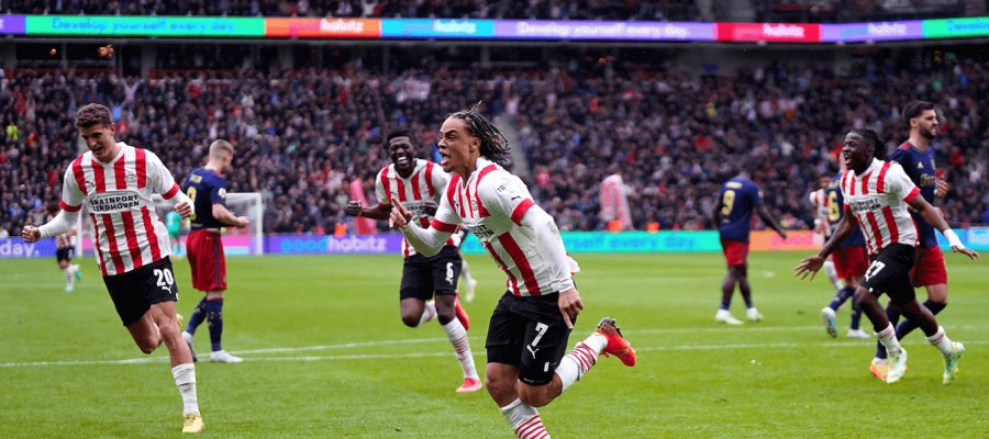 En duelo de mexicanos, el PSV propina goleada al Ajax