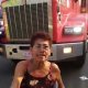 Chelo Cano camina junto a su embajadora durante Desfile de Carros