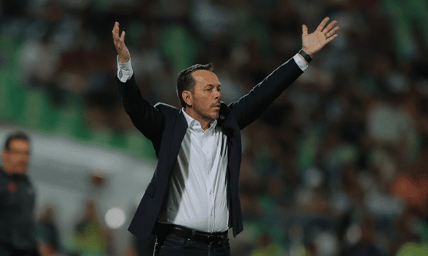 Cesan a Eduardo Fentanes como DT de Santos Laguna tras perder ante Querétaro