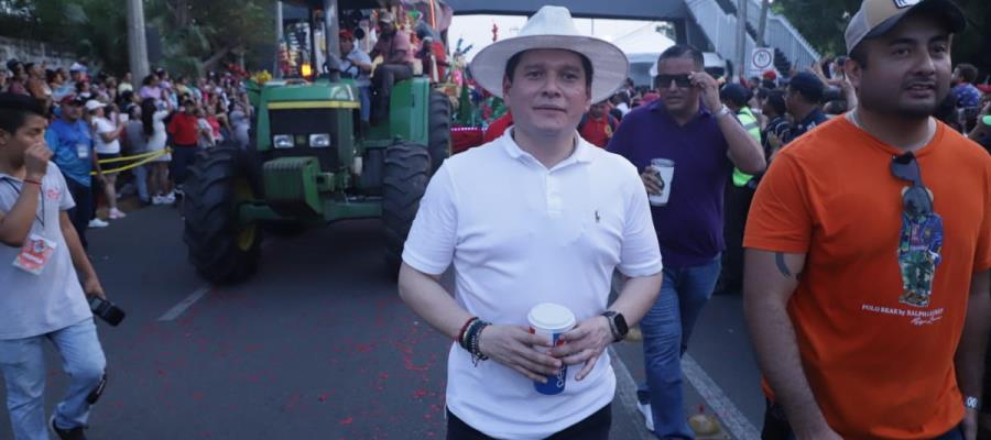 Chelo Cano camina junto a su embajadora durante Desfile de Carros