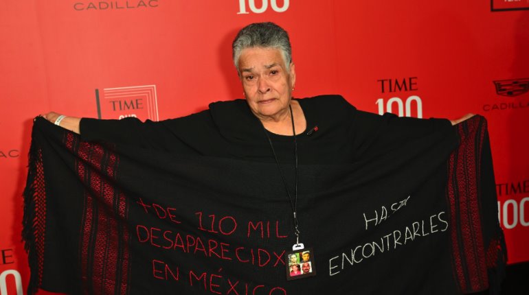 María Herrera Magdaleno, madre buscadora, protesta con mensaje en gala de revista Time