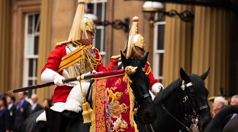 Rey Carlos III presenta nuevos estandartes y colores a las Fuerzas Armadas, a días de su coronación