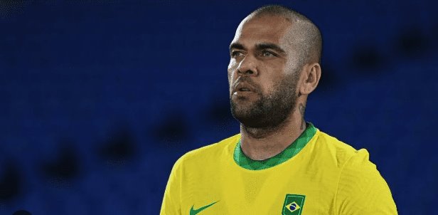 Expareja de Dani Alves podría ser clave para que el futbolista salga de prisión