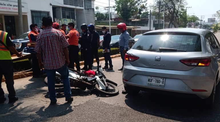 ¡Sale disparada! Motociclista choca contra auto en Usumacinta