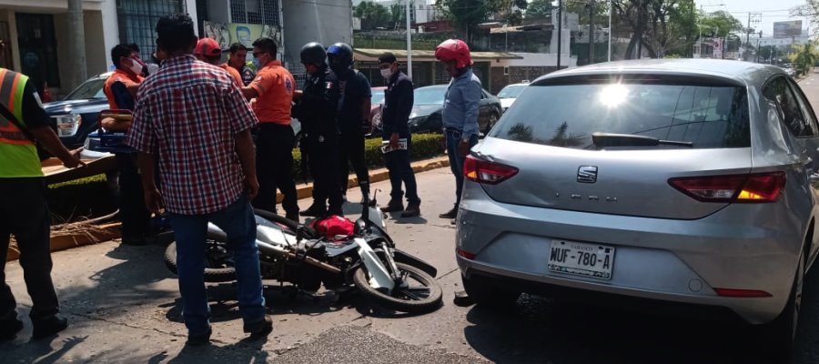 ¡Sale disparada! Motociclista choca contra auto en Usumacinta