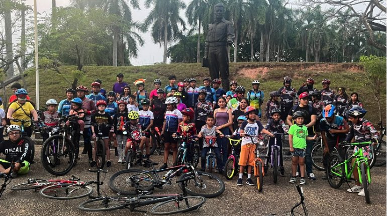 Club ciclista Sun Bikers celebran Día del Niño con rodada de 3 km sobre Paseo Tabasco