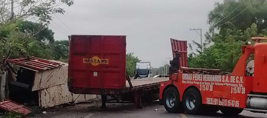 Vuelca tráiler en la Frontera-Ciudad del Carmen