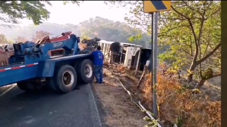 En Nayarit, volcadura de autobús deja 18 muertos