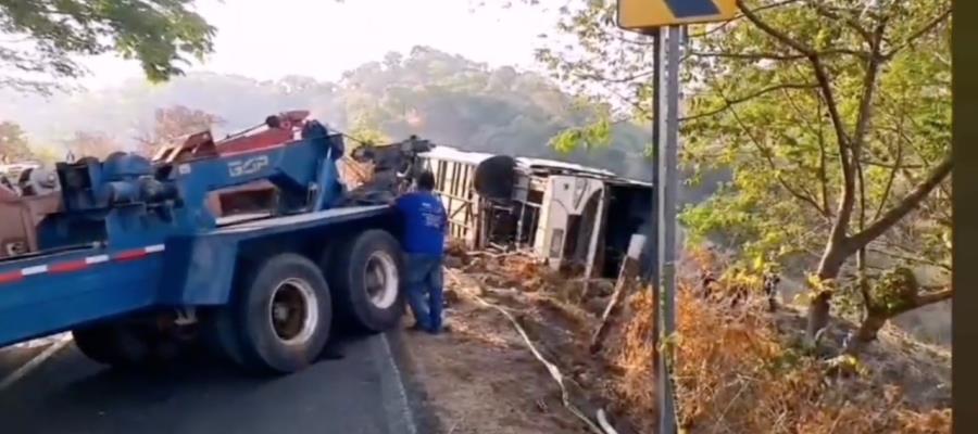 En Nayarit, volcadura de autobús deja 18 muertos