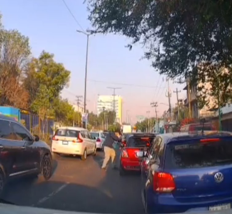 ¡Asalta en medio del tráfico! Sujeto roba a automovilista en Iztapalapa