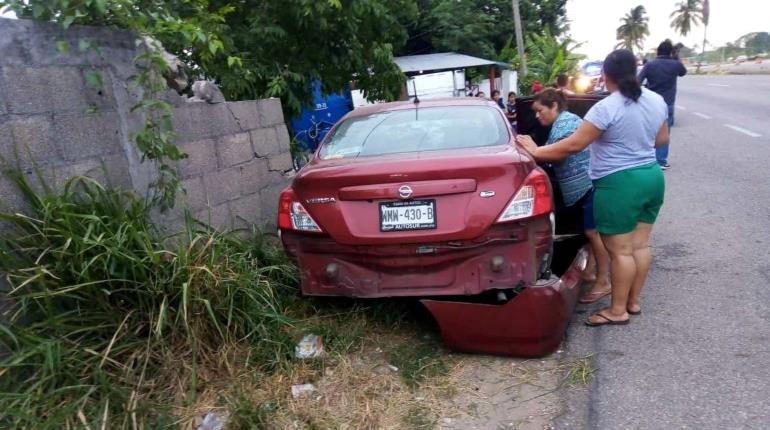 Pierde el control de su vehículo y choca contra barda en la Villahermosa-Cárdenas