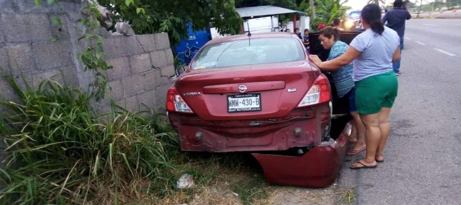 Pierde el control de su vehículo y choca contra barda en la Villahermosa-Cárdenas