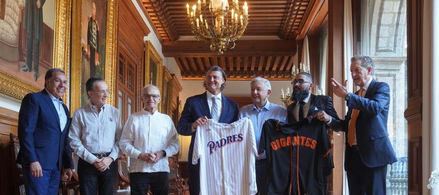 AMLO se reúne con Harp Helú y directivos de la MLB