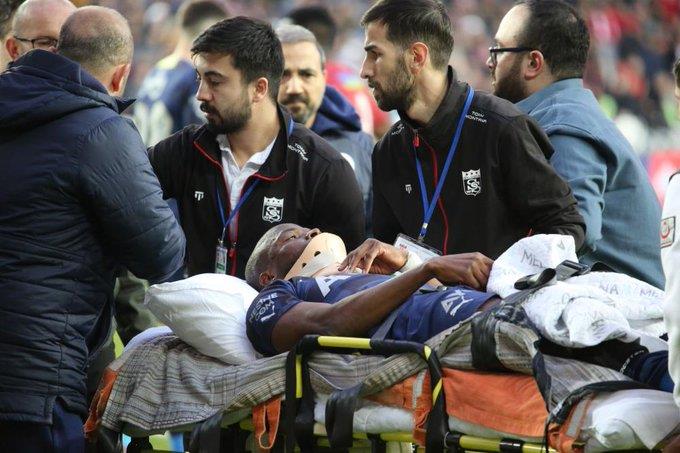 Enner Valencia, ex Tuzo y Tigre, recibe fuerte golpe en la cabeza y es trasladado al hospital