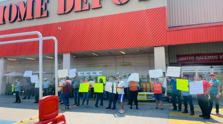 Protestan trabajadores de Home Depot en Villahermosa; denuncian explotación laboral