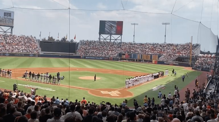 María León se confunde al cantar Himno Nacional