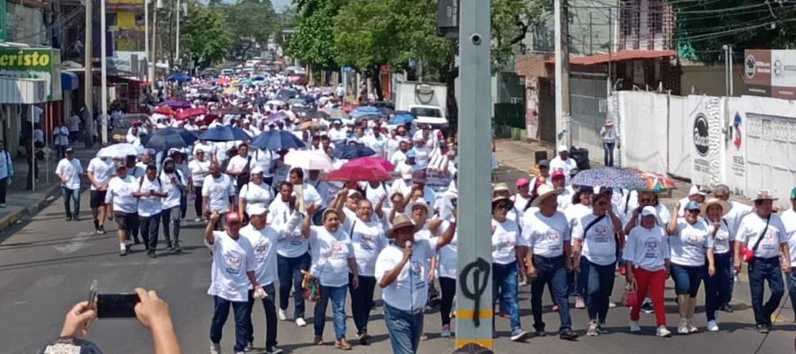 Marchan maestros del SITET por día del trabajo; exigen homologar Ley ISSET con Ley del ISSSTE