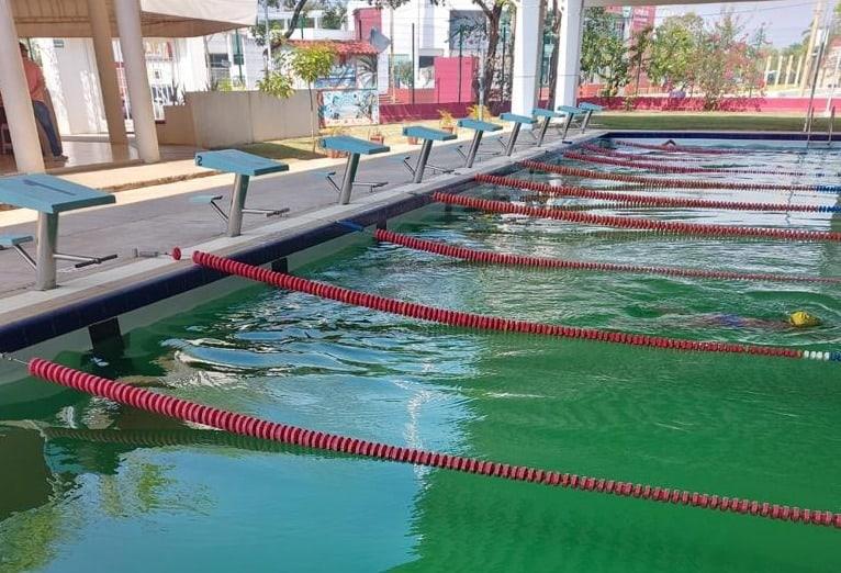 Enferman niños por "agua verdosa" en la alberca olímpica de la Ciudad Deportiva