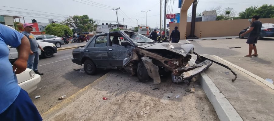 Motociclistas entre la vida y la muerte, conductor los atropella en la Villahermosa-La Isla