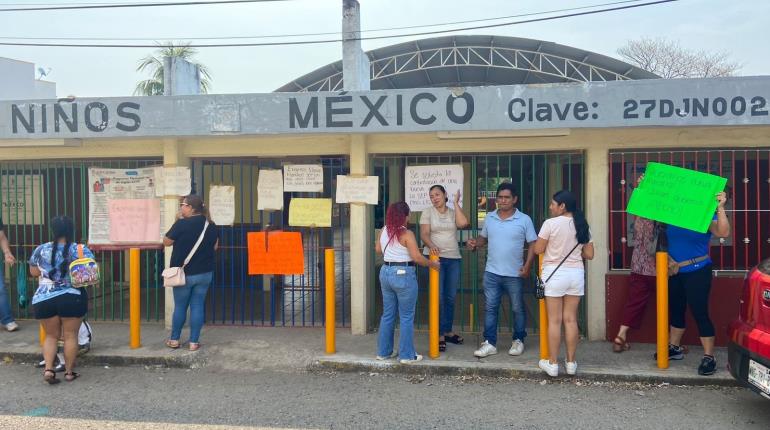 Reclaman padres de jardín de niños en Bonanza cambio de maestra