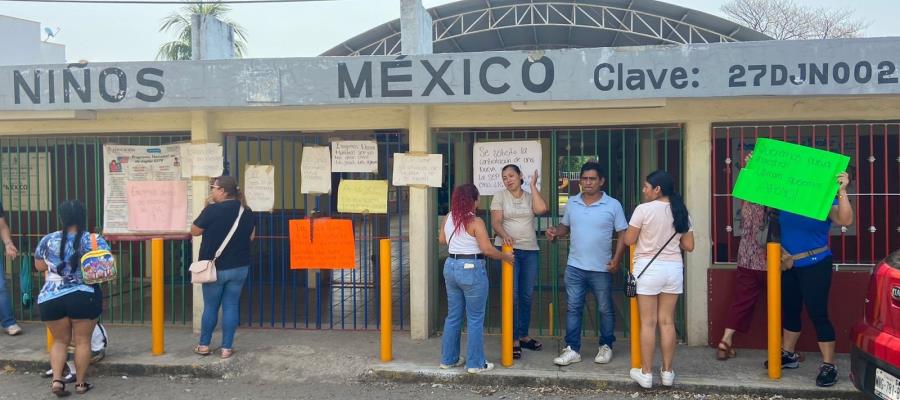 Reclaman padres de jardín de niños en Bonanza cambio de maestra