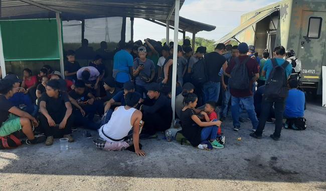 Hallan a 139 migrantes dentro de tractocamión en Nuevo León