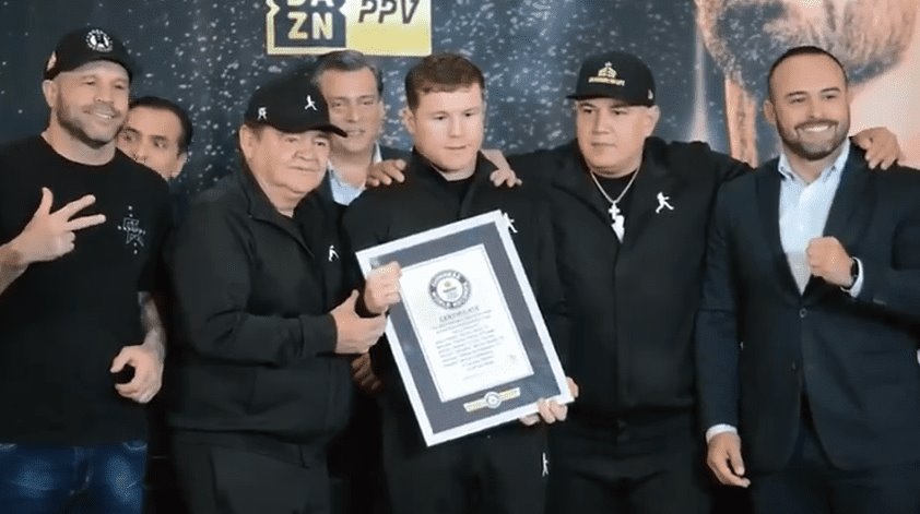 Canelo y su familia reciben récord Guinness por mayor número de hermanos en una función de boxeo