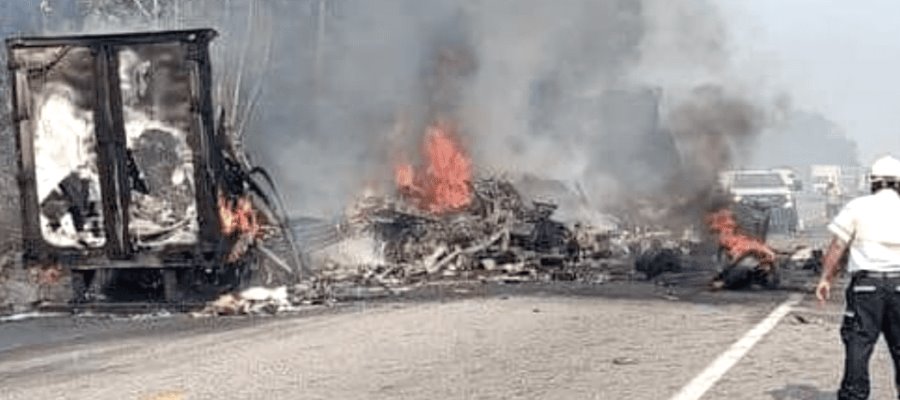 Chocan y se calcinan dos tráileres en Las Choapas-Ocozocoautla