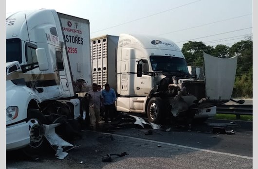 ¡Choque de titanes! Colisión entre tráileres cierra la Villahermosa-Cárdenas