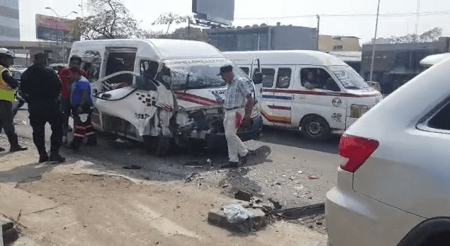 ¡Por ir a las prisas! Combi choca contra camioneta en Ruiz Cortines y deja 5 lesionados