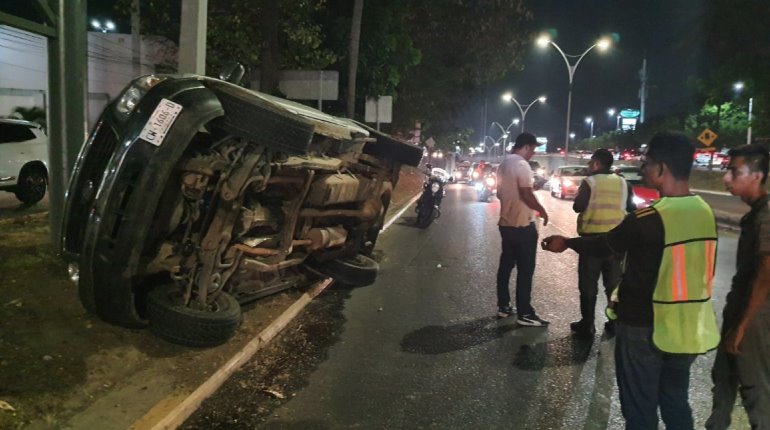 ¡Por ir al teléfono! Camioneta vuelca en Ruiz Cortines