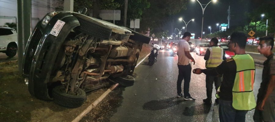 ¡Por ir al teléfono! Camioneta vuelca en Ruiz Cortines