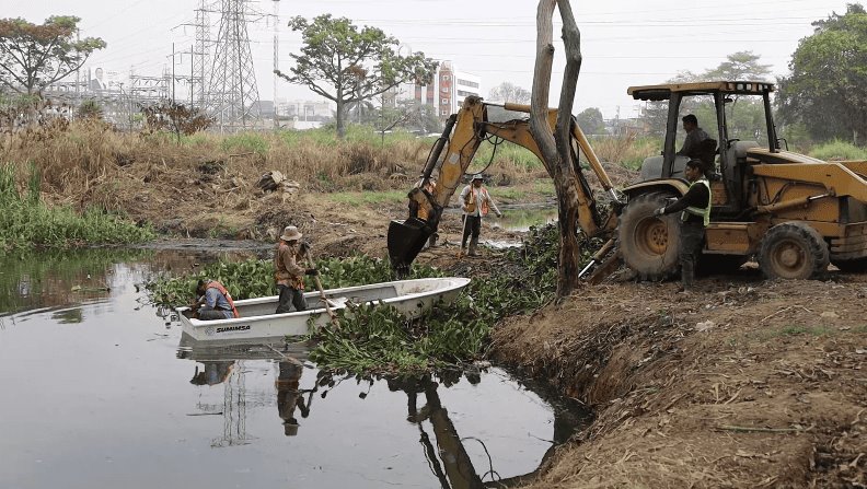 Avanza desazolve de canales y drenes en Villahermosa para evitar inundaciones