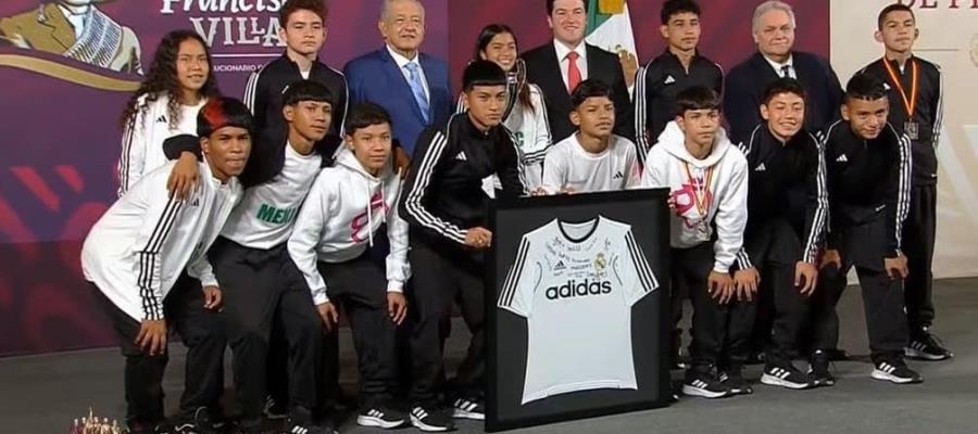 Reconoce AMLO a niños mexicanos que ganaron campeonato mundial de Fundación Real Madrid 