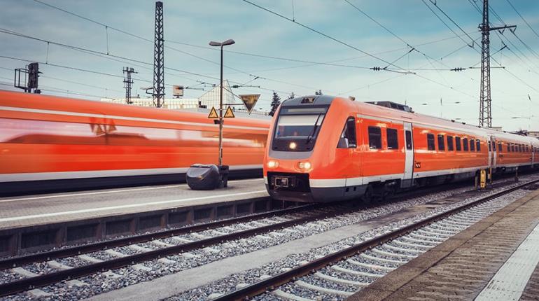 Retomar proyecto del tren México-Querétaro, plantea López Obrador a empresarios