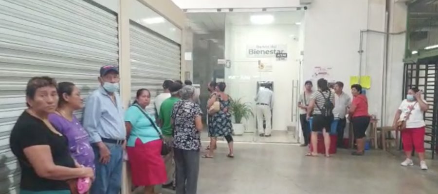 Falla en los cajeros del Banco del Bienestar en Villahermosa, "es de siempre" denuncian adultos mayores