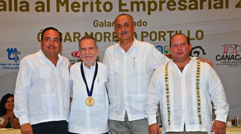 Galardonan a Óscar Moreno Portillo con la medalla al mérito empresarial 2022