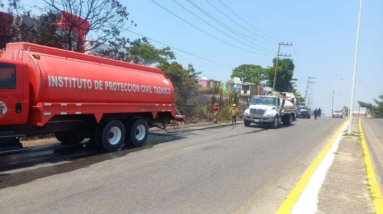 Controlan bomberos 2 fuertes incendios en Villahermosa con 35 mil litros de agua