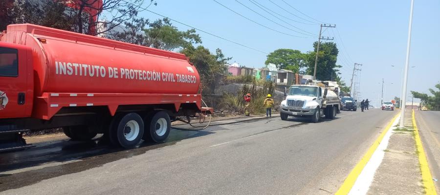 Controlan bomberos 2 fuertes incendios en Villahermosa con 35 mil litros de agua