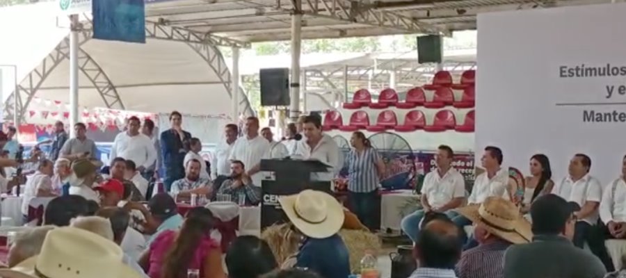 Entrega Osuna apoyos para crecimiento del sector ganadero de Centro en Feria Tabasco