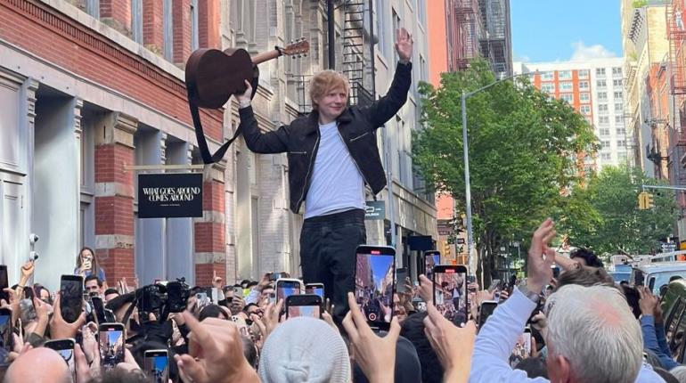 Ed Sheeran festeja con mini concierto en Nueva York tras ganar juicio por plagio