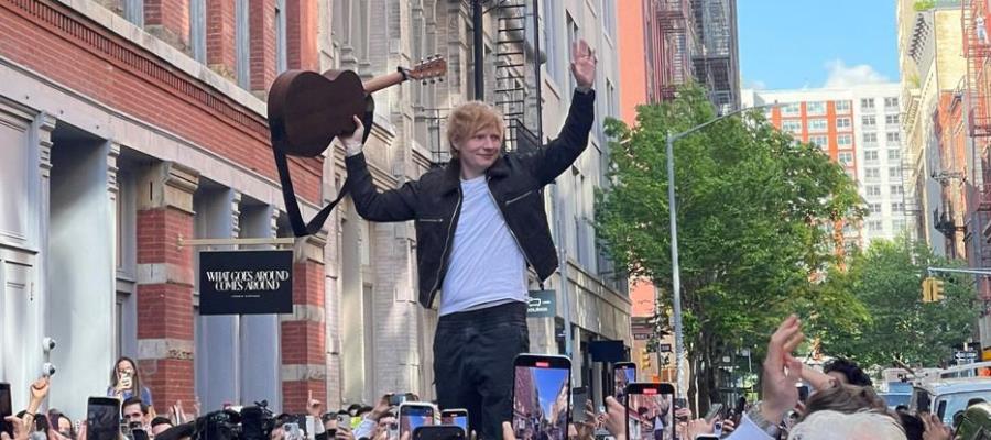 Ed Sheeran festeja con mini concierto en Nueva York tras ganar juicio por plagio