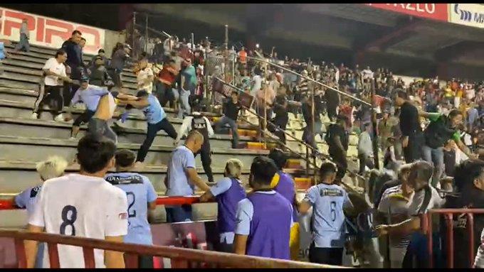 ¡Terrible! Se desata riña en la final de la Liga Premier; suspenden el partido por violencia